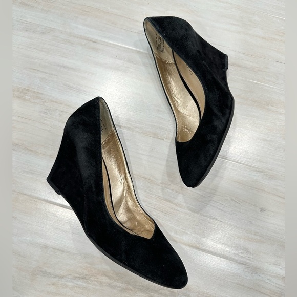 Bandolino Black Suede Wedge - Picture 1 of 9